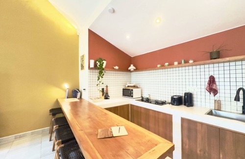 Batu Bolong Villa | Vibey, spacious 3-bedroom villa with WiFi, AC, Pool, in the heart of Canggu
