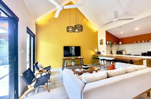 Batu Bolong Villa | Vibey, spacious 3-bedroom villa with WiFi, AC, Pool, in the heart of Canggu