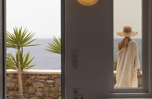 Paradise Apartment | Villa 9 - Sea View, Private Jacuzzi for 5, Shared Pool,Gym,Bar