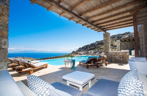 Plintri Villa | Villa 'Amallini, Luxe Infinity Pool' with Sea View, Wi-Fi and Air Conditioning