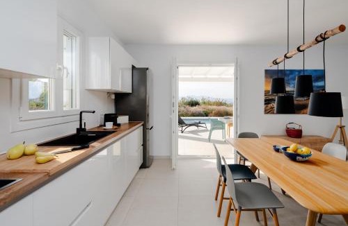 Kastraki Villa | Villa Aura - Beachfront Villa with private pool