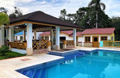 La Vega Province House | Villa Carolina By Hospedify Hermosa villa con piscina, mesa de billar, cancha de baloncesto y BBQ