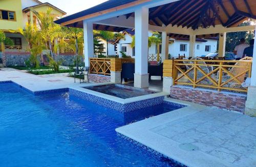 La Vega Province House | Villa Carolina By Hospedify Hermosa villa con piscina, mesa de billar, cancha de baloncesto y BBQ