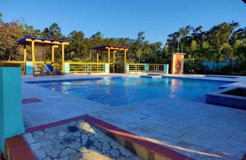 La Vega Province House | Villa Carolina By Hospedify Hermosa villa con piscina, mesa de billar, cancha de baloncesto y BBQ