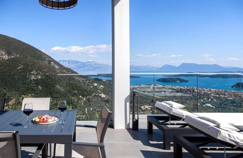 Nidri Villa | Villa "Desun Suites Grey" with Sea View, Pool & Wi-Fi