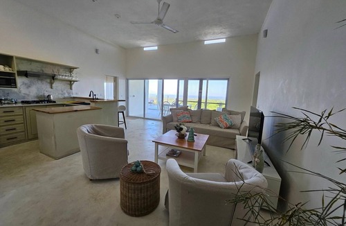 El Factor Villa | Villa elevated on a hill overlooking a majestic view of the sea