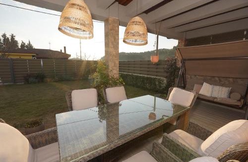 Fourka Villa | Villa ELi - Luxury Nature Getaway - Strategically located for Beach Exploration - Onsite Power for Electric Vehicle