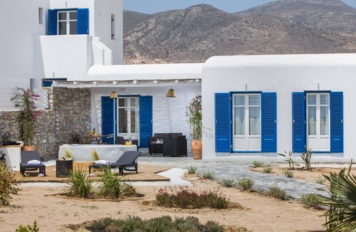 Logaras House | Villa Emartena for 14 guests 3 villas with 3 pools near Punda Beach