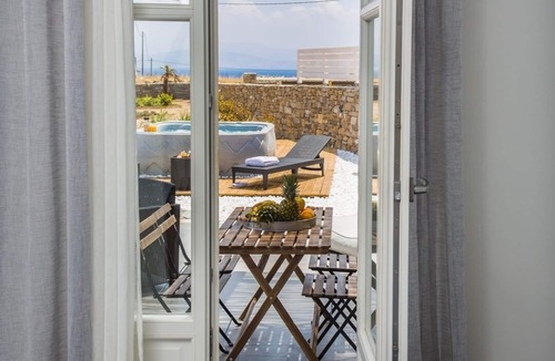 Logaras House | Villa Emily a 1 bedroom villa in Punda Beach Paros ideal for couples.