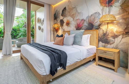 Laksmana Villa | Villa Esa Seminyak - 2BR Private Pool 25m from Eat St
