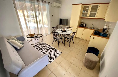 Asprouliani Apartment | Villa Evgenia︱A Plain Lodge w/Pool in the Village