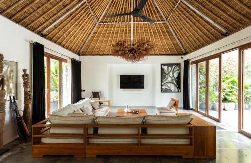 Umalas Apartment | Villa Ilo Umalas Spacious 3-Bedroom Oasis with Huge Pool & Garden