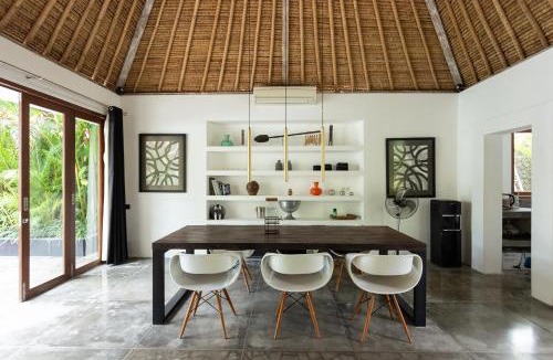 Umalas Apartment | Villa Ilo Umalas Spacious 3-Bedroom Oasis with Huge Pool & Garden