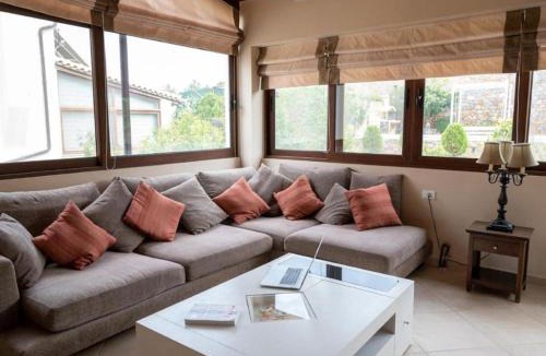 Plaka Villa | Villa in Elounda with Private Pool & BBQ