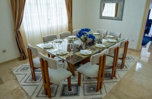 Vista Hermosa Villa | Villa La Dueña - Vista Hermosa Luxury Retreat, 5BR Villa with Pool, Swim-Up Bar, Jacuzzi, Chef's Kitchen, Fast Wi-Fi, Full AC, EV Charger and Solar Power, Ideal for Families & Groups