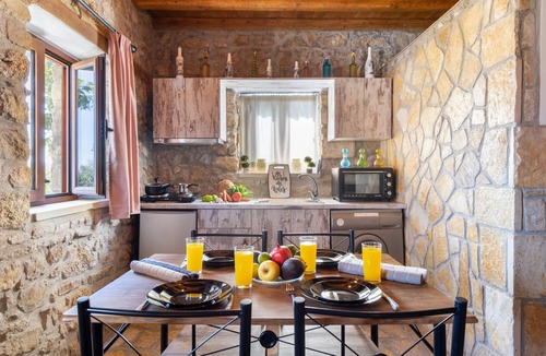 Spanochori House | “Villa Lazar” with Terrace, Air Conditioning, and Wi-Fi