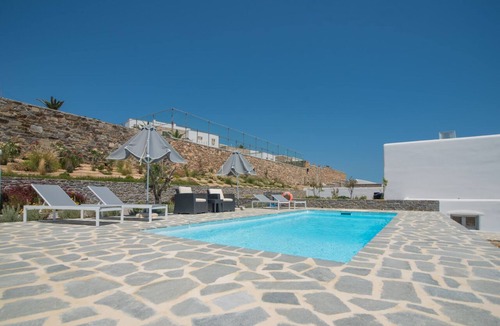 Stelida Villa | Villa Luna Bianca is designed with total relaxation in mind and 5 minutes by car to Naxos Town.