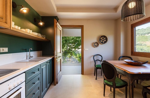 Filisia House | Villa Mantilari Wine Estate in Crete