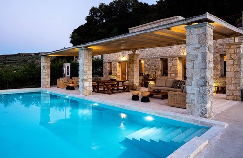 Filisia House | Villa Mantilari Wine Estate in Crete