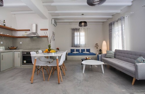 Logaras House | Villa Maritina: 4 villas, 19pax, 4pools, sea views, Punda Beach Paros