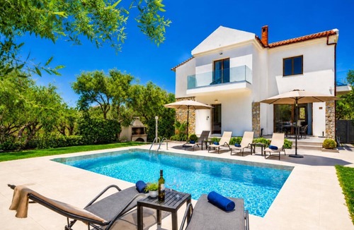 Tavronitis Villa | Villa Nineta - Three Bedroom Villa, Sleeps 6