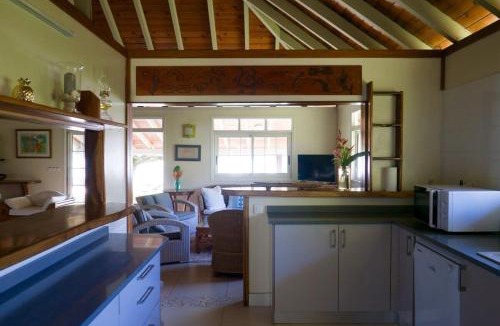 Cook's Bay Villa | Villa Ohana - 4BR Beachfront Villa