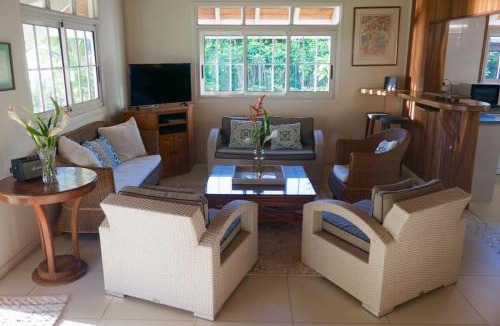 Cook's Bay Villa | Villa Ohana - 4BR Beachfront Villa