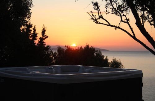 Naxos Villa | Villa Rouvis with outdoor Hot Tub