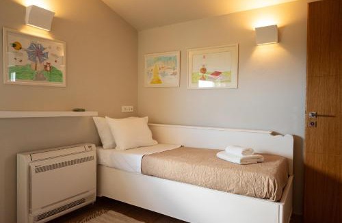 Archanes Villa | Villa - Sleeps 10 - Pool - Parking - Pool Table