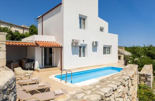 Kournas Villa | Villa Views with Private Pool & Sea Horizon