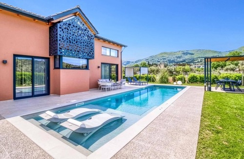 Lygia Villa | Villa Water by Villa Plus