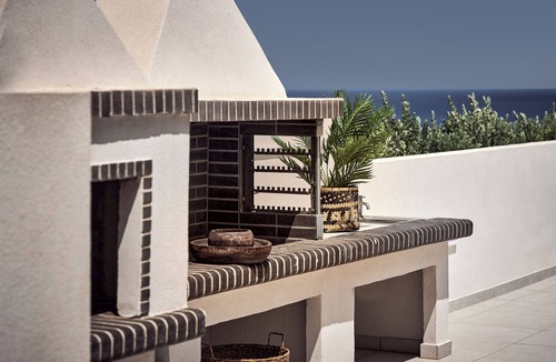 Akrotiri Villa | Villa with pool on the edge of the hill