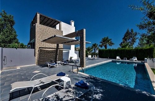 Zipari House | Villa "Xenos" with view of the water
