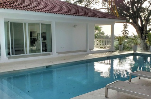 Urbanizacion Tavarez Villa | VillaTracey! Modern Sosua 4BR/4BA OcnView Pool Jacuzzi Maid Walk to Town & Beach