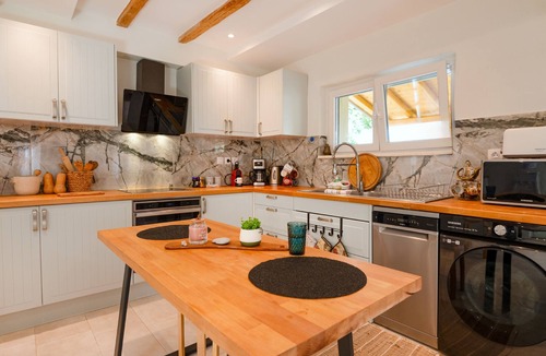 Petaleia Villa | Villekulla Villa: Tranquil Stay with Sea Views
