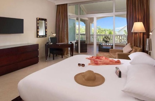 Los Brazos Hotel | VIP:1 Bedroom Suite, wifi, kitchen, and roundtrip shuttle to + from the airport.