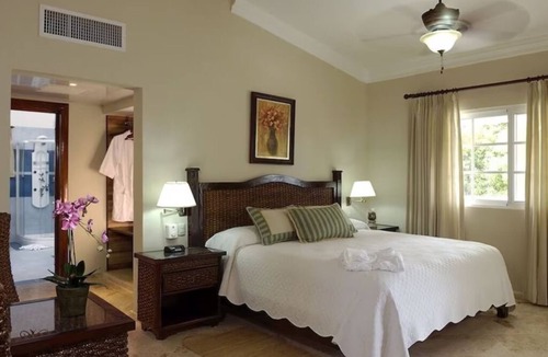 Los Maestros Resort | VIP Confesi Suite closest to beach/pools