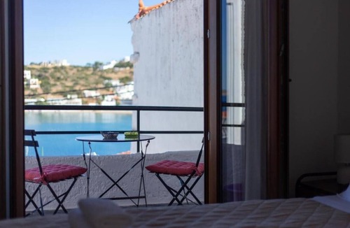 Mpatsi House | Virginia’s house: Holiday Home with Balcony, Wi-Fi, and Air Conditioning