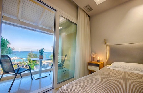 Agios Georgios Pagon Apartment | Vistonia Studio 6 - right on the beach with sea views