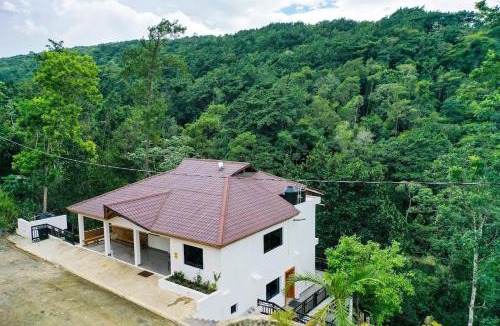 La Vega Province House | Wake Up To Sweeping Misty Hills Views