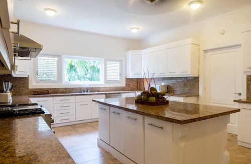 La Romana House | WALKING DISTANCE TO THE BEACH. Spacious 6-bedroom villa on the golf course