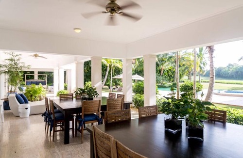 La Romana House | WALKING DISTANCE TO THE BEACH. Spacious 6-bedroom villa on the golf course