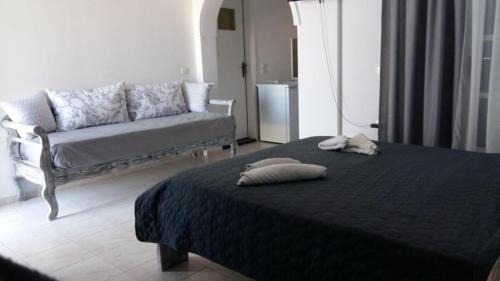 Perivolos Apartment | White Cycladic serenity