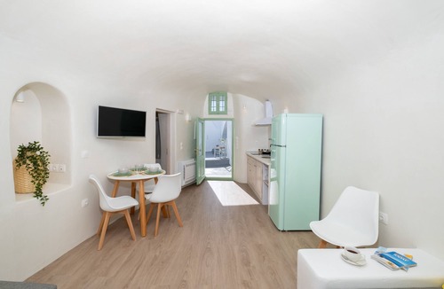 Pyrgos House | White Orchid Cave House & Studio