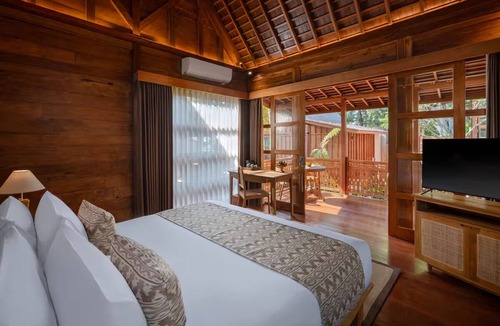 Ubud City-Centre Hotel | Wooden Retreat Near Ubud Monkey Forest with Infinity Pool & Breakfast