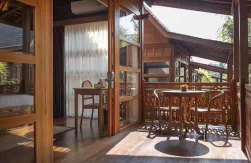 Ubud City-Centre Hotel | Wooden Retreat Near Ubud Monkey Forest with Infinity Pool & Breakfast