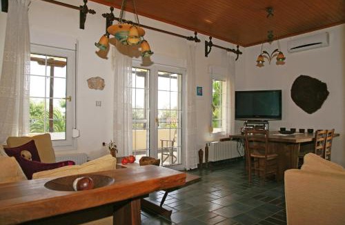 Pylos-Nestoras Villa | Year-Round Beachfront Bliss at Memi Beach, Koroni