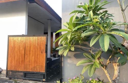 Batu Bolong Hotel | Zee House