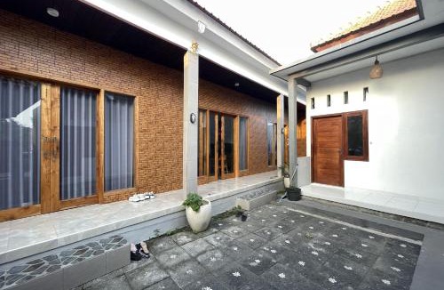 Batu Bolong Hotel | Zee House