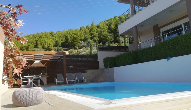 Αυτόνομη βίλα με ιδιωτική πισίνα και απέραντη θέα